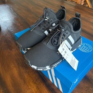 adidas Kids' NMD R1 Sneaker little kids